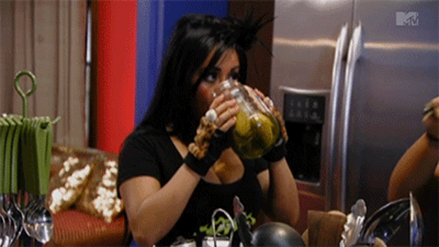 kobieta pijąca sok z marynaty ze słoika