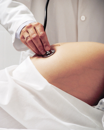 Donna incinta che viene esaminata dal medico | Sheknows.com