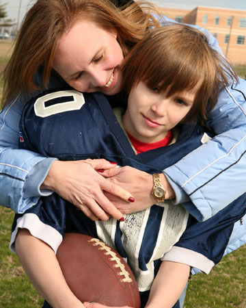 Футбольная мама обнимает сына