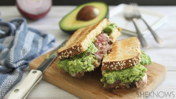 Kaasachtige steak & guacamole sandwich