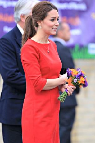 Czerwona sukienka Kate Middleton w ciąży