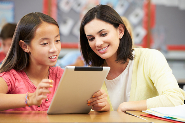 Insegnante e studente che utilizzano tablet | Sheknows.com