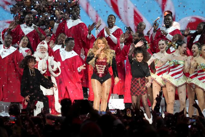 NEW YORK, NEW YORK - 13. DECEMBRA: Na tej sliki, objavljeni 19. decembra, Mariah Carey (C) nastopa na odru z Moročanom Cannon (L) in Monroe Cannon (R) med njenim 