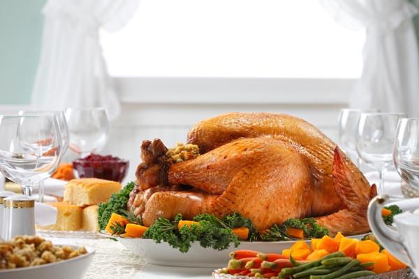 Gekochter Truthahn auf einem Tisch mit anderen Thanksgiving-Beilagen