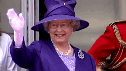 महारानी एलिजाबेथ द्वितीय बैंगनी टोपी पहने हुए लहराती हैं