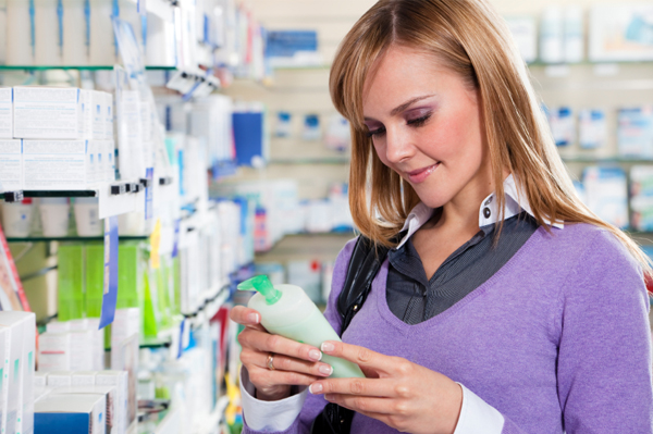 vrouwen die lotioningrediënten lezen