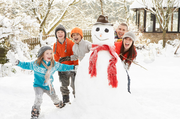 Familie bouw sneeuwpop