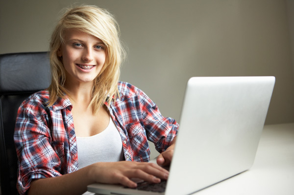 tizenéves lány a számítógépen