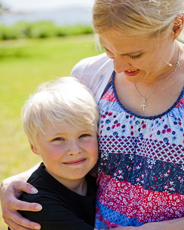 moeder en zoon in het park