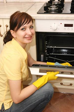 Ženska čisti pečico
