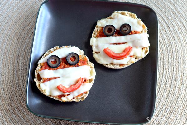 Spiselig Halloween -håndverk - Mini -mumiepizzaer