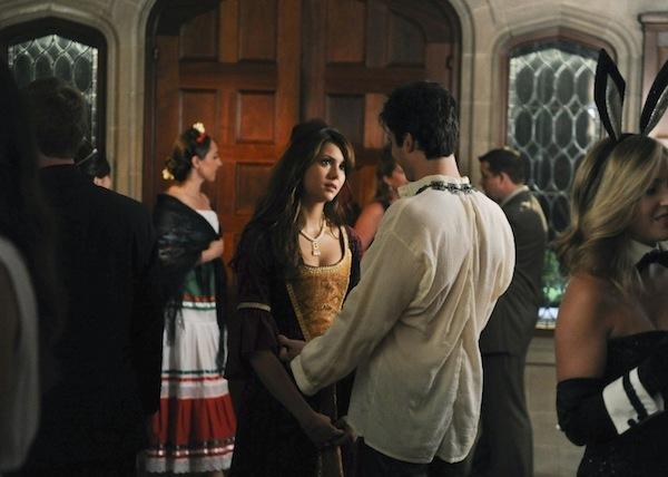 Elena e Damon partecipano a una festa in costume in The Vampire Diaries