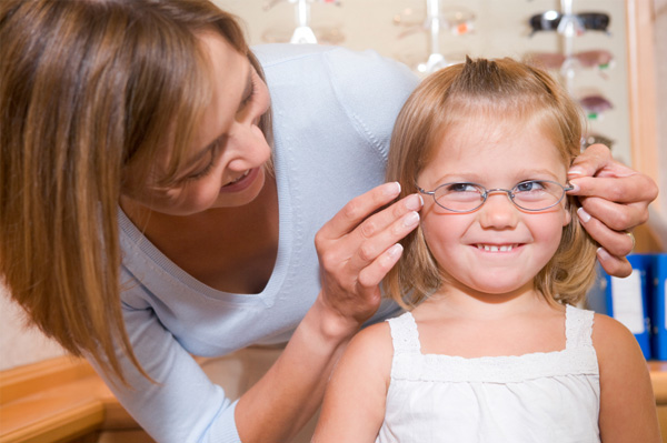 Klein meisje wordt aangepast voor een bril