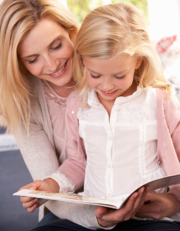 Мама навчає доньку читати
