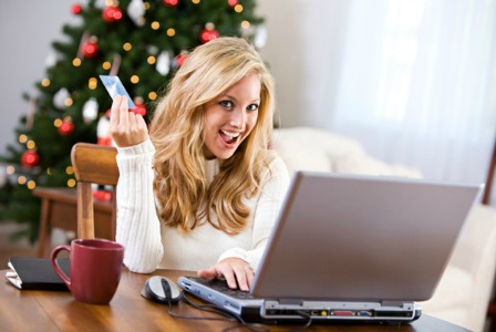 Жінка робить покупки в Інтернеті в кіберпонеділок
