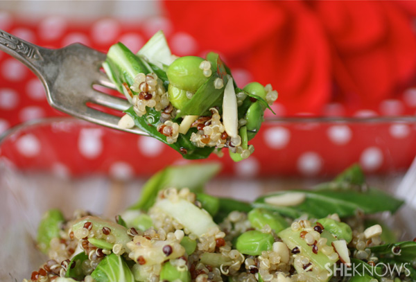 Bok choy un quinoa salāti ar edamamu un pikantu sojas-ingvera mērci