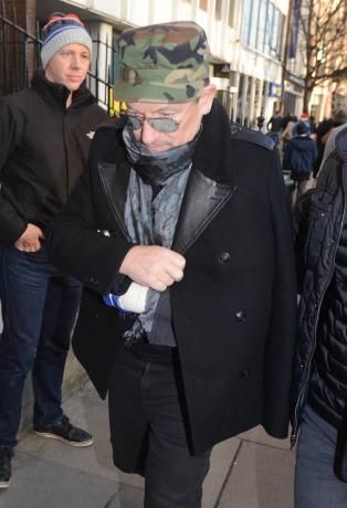 Credit WENN.com Bono z ramieniem w chuście w Dublinie