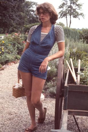 Amerykańska bizneswoman Martha Stewart niesie kosz jaj, opierając się o taczkę na terenie swojego domu, Westport, Connecticut, sierpień 1976.