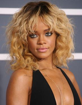 Rihanna의 그래미 2012 헤어스타일