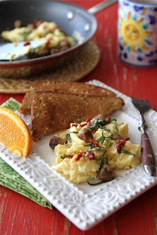 Przepis na jajecznicę z kiełbasą z indyka, suszonymi pomidorami i bazylią