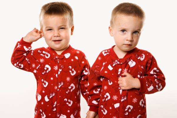 Брати -близнюки у відповідній різдвяній піжамі