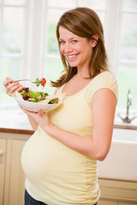 Schwangere isst gesund