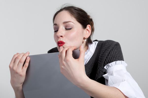 Sieviete skūpstās ar datoru