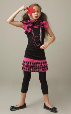 Dívka s kostkovanou sukní