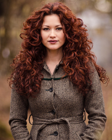 Femme aux cheveux rouges en automne