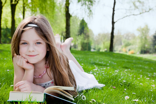 독서하는 어린 소녀
