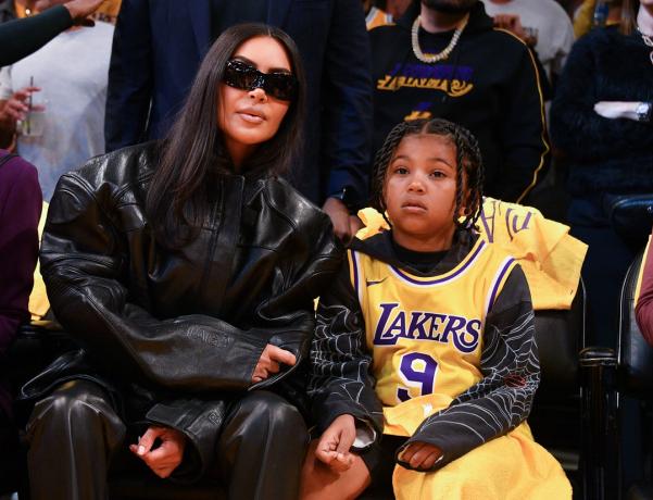 LOS ANGELES, CALIFÓRNIA - 24 DE ABRIL: Kim Kardashian e Saint West assistem a um jogo de basquete entre os Los Angeles Lakers e Memphis Grizzlies na Crypto.com Arena em 24 de abril de 2023 em Los Angeles, Califórnia. (Foto de Allen BerezovskyGetty Images)