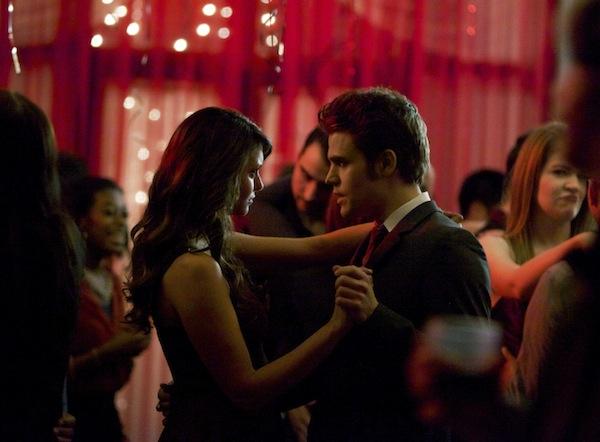 Elena och Stefan dansar i The Vampire Diaries