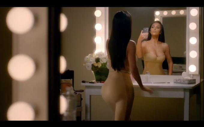 Kim Kardashian szuper tál reklámfotója a Spanxban