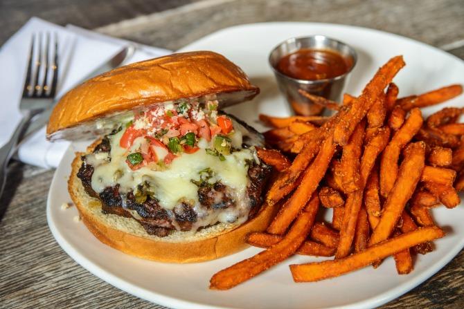 Burger poblano rôti au feu 