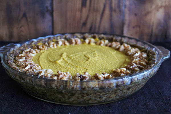 Pastel de calabaza cruda y vegana con crema de coco batida