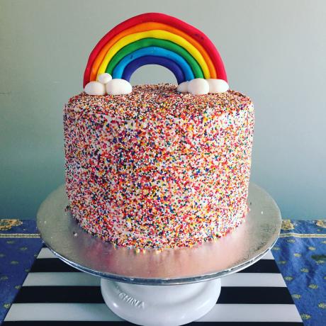 Modernas dzimšanas dienas kūkas no Instagram | Varavīksnes smidzinātāji 