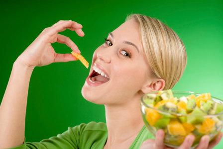 Kobieta jedząca owoce