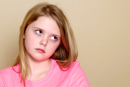 Menina adolescente revirando os olhos