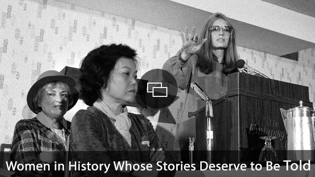 Bella Abzug, vlevo, a Patsy Mink z Women USA sedí vedle Glorie Steinem, když mluví ve Washingtonu, kde varoval kandidáty na prezidenta, že sliby za práva žen nebudou stačit k získání jejich podpory v příštím volby.