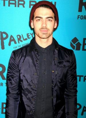 Joe Jonas อยากให้ Selena Gomez มีความสุขอีกครั้ง