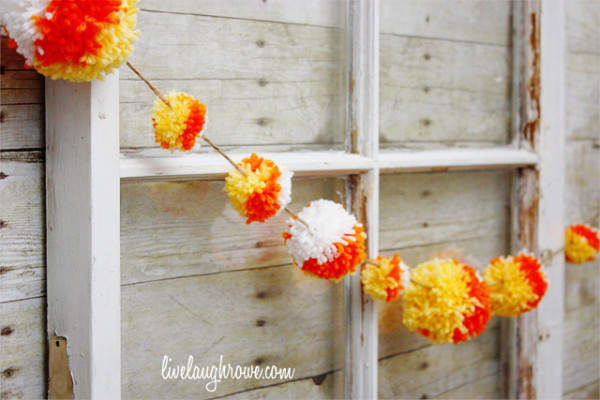 9 artesanatos de Halloween que são super fofos sem serem extravagantes: Candy Corn Pom-Pom Garland