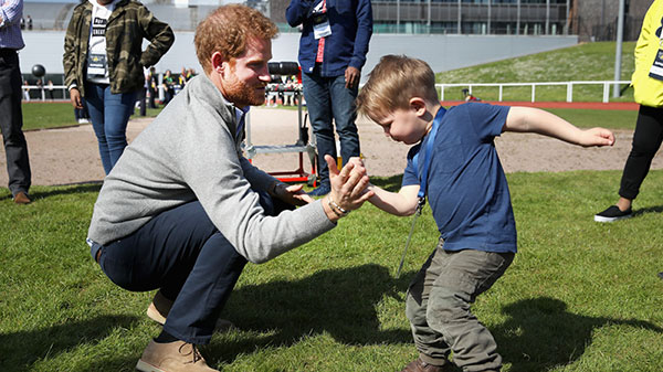 Prinssi Harry leikkii pikkulapsen kanssa