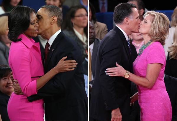Michelle Obama en Ann Romney allebei in fuchsia jurken.