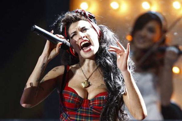 Amy Winehouse singt