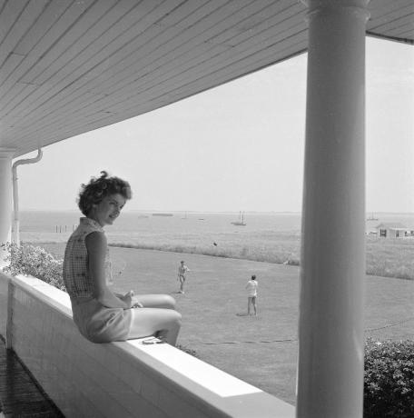 Jacqueline Bouvier na dovolenke v komplexe Kennedy v júni 1953 v Hyannis Port, Massachusetts. (Foto od Hy PeskinGetty Images