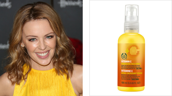 Ste se kdaj vprašali, kako Kylie Minogue ohranja svojo kožo tako neverjetno? Odgovor: Vitamin C Face Spritz v trgovini Body Shop