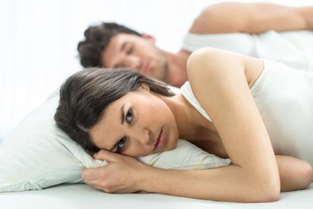 Femme en colère au lit avec son conjoint