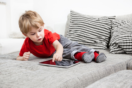 Μικρό παιδί που παίζει με το tablet | Sheknows.com