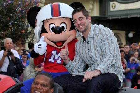 Aaron Rodgers visita Disneyland antes que David Letterman