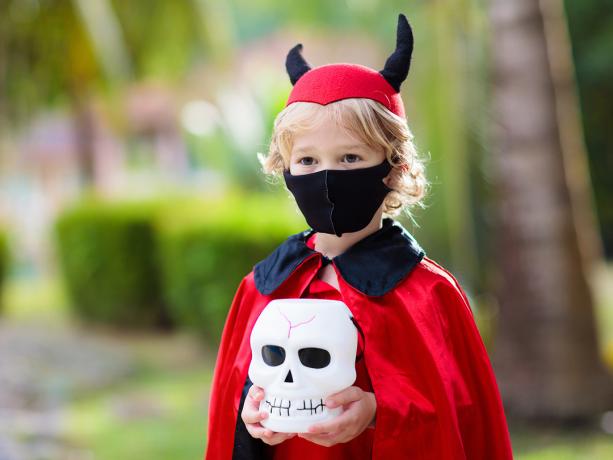 Diabelski kostium na Halloween zamaskowany cukierek lub psikus!